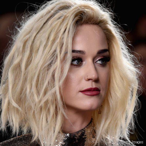 No Grammy Awards 2017, Katy Perry usou o blush e a sombra da mesma cor do batom para criar um look monocrom?tico (Foto: Getty Images)